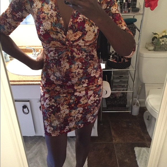 F21 Fitted floral dress with sleeves - Picture 3 of 3